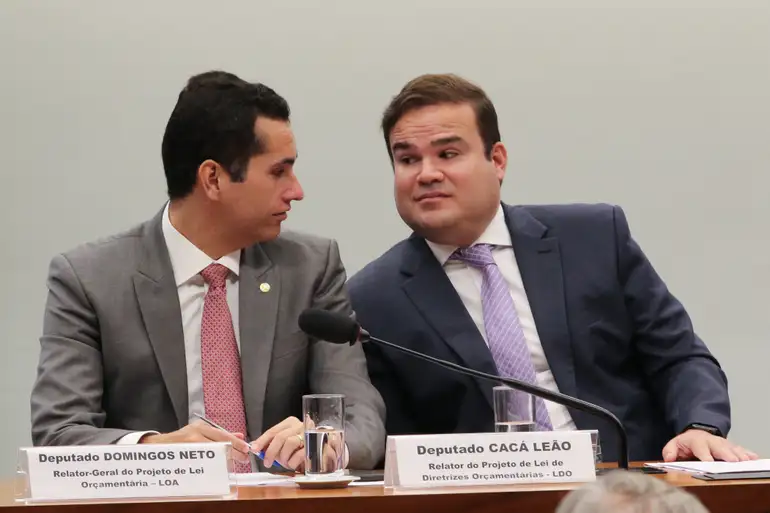 Cacá Leão anuncia pré-candidatura a deputado federal em 2026 e sinaliza saída do pai da política