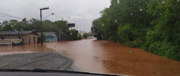 Bahia em água: Chuvas intensas alagam São Domingos e comprometem acesso à BA-416