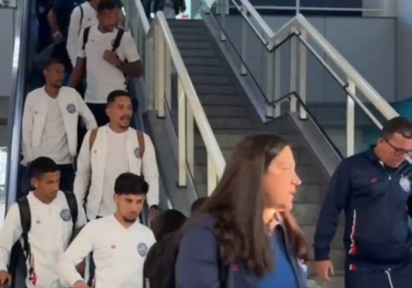 Elenco do Bahia desembarca em Salvador focado na Copa do Nordeste